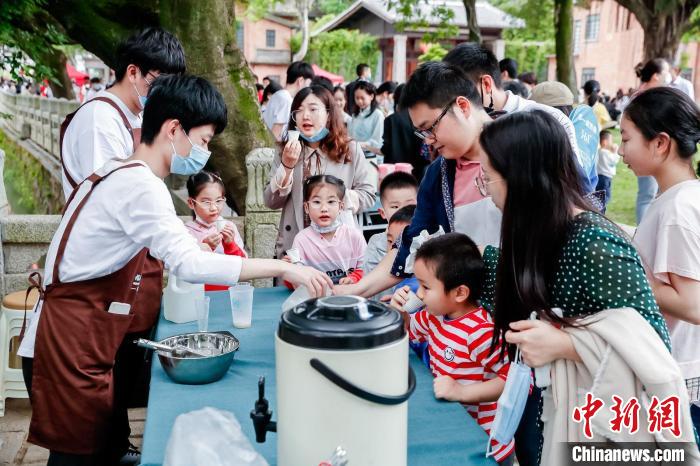 三茶融合发展大会系列活动在福州举办，民众品尝茶饮。　主办方供图