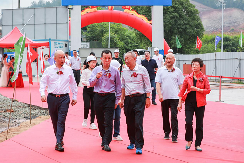 　　熹茗集团董事长朱陈松带领与会领导嘉宾参观项目