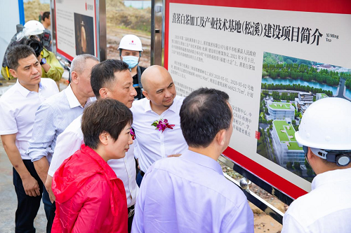 　　熹茗集团董事长朱陈松向现场领导介绍项目