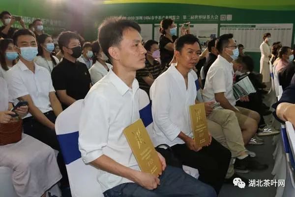 2022年8月27日，“中茶杯”第十二届国际鼎承茶王赛春季赛“茶王”颁奖现场，纳雍县两名“茶王”获得者展示奖牌。