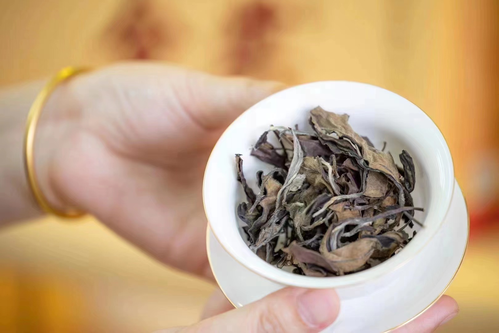 左手咖啡，右手茶