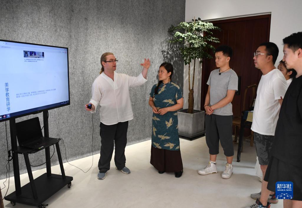 英国小哥“点茶”技艺传播中国茶文化