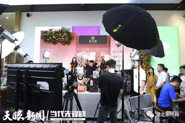 张纪中夫妇直播间推介贵州湄潭茶！