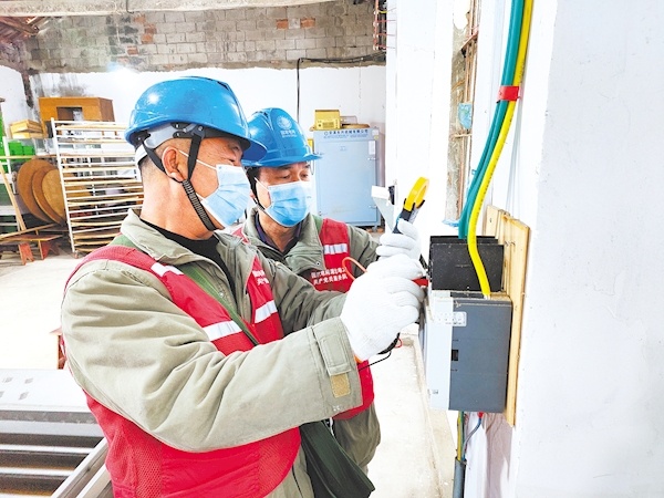 昔日“无电村” 今朝炒茶忙